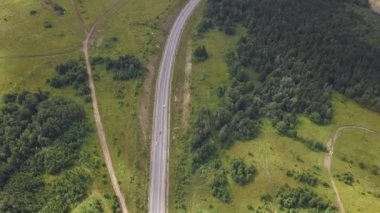 Ülke çamurlu yol havadan görünümü. Orman yolu üzerinde sürüş araba havadan görünümü.