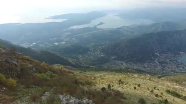 Dağlar ve deniz manzaralı hava. Görüntü. Güzel manzara hava manzarası. Küçük kasaba, tepeler ve dağların havadan görünüşü HD