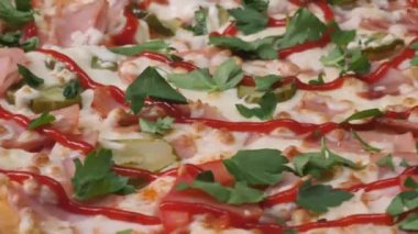 Pizza arka plan yakın çekim. Çerçeve. Pizza döner üzerinde yakından görmek.