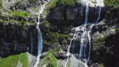 Altay Dağları üzerinde uçuş. Şelale hava görünümünü çarpıcı. Nehir akar şelale.