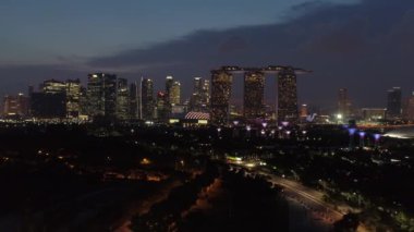Singapur - 13 Haziran 2018: Havadan izleme Singapur'un Skyline gece, Marina Bay ve Finans bölgelerine genel bakış. Vurdu. Marina Bay Sands Hotel üzerinden Singapur gece görünüm.