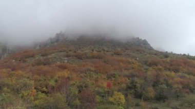 Kayalık uçurum sis sonbahar dağlarda. Güzel manzara.
