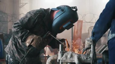 Fabrikada kaynak işçisi. Çalışan adam Close-Up