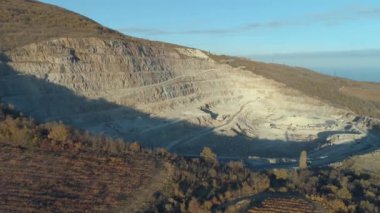 Tebeşir ocağı havadan görünümü sanayi. Lots-in işçi ve makine