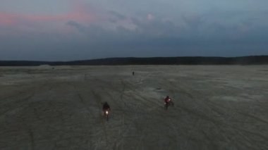 Motocross yarışçılar başına motosiklet büyük tüy kum kumlu parapet parça boyunca hareket eder. Görüntüleri. Motosikletçiler kumlu yollarda bitirmek karar vermiş. Ani sandy motosikletçiler manevralar Hd açmak
