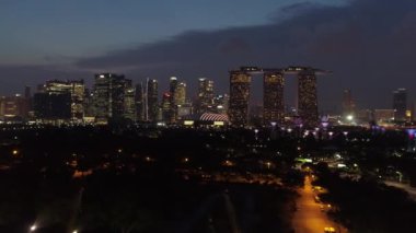 Singapur - 13 Haziran 2018: Havadan izleme Singapur'un Skyline gece, Marina Bay ve Finans bölgelerine genel bakış. Vurdu. Marina Bay Sands Hotel üzerinden Singapur gece görünüm.