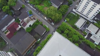 Bangkok 'un modern bölgeleri, Tayland. Bangkok 'ta Tayland maratonunda kuş bakışı. Bangkok şehir merkezi hava manzaralı. Gün batımından önce gökyüzü. 4K