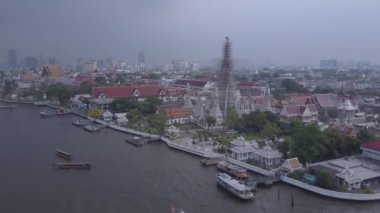 Dawn Wat Arun Tapınağı 'nın havadan görünüşü, Bangkok, Tayland. Hava Görünümü, Tayland Tapınak Grubu 4K