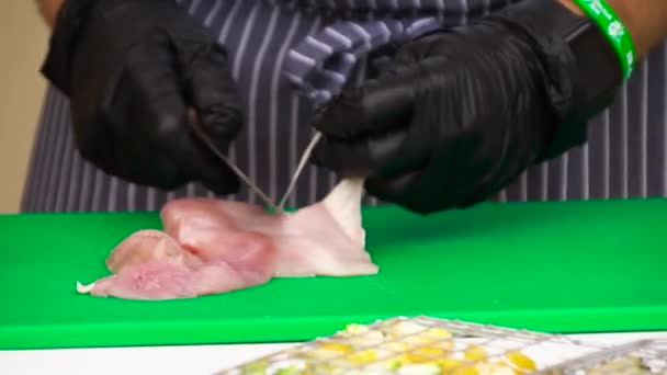Hühnerbrust Aufschneiden Koch Bereitet Hühnchen Zum Kochen — Stockvideo