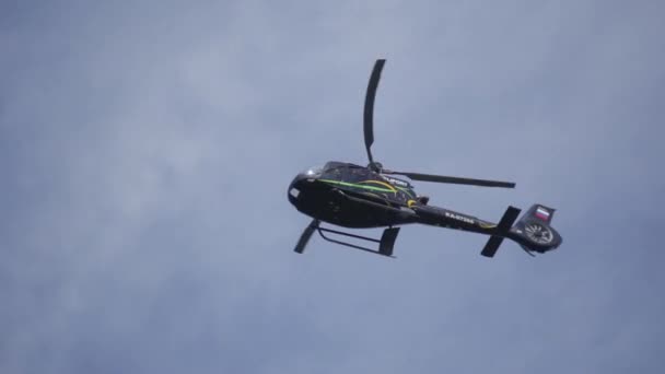 直升机在多云的天空与闪电 直升机从下面飞越多云的天空 直升机盘旋在阳光明媚多云的天空高清 — 图库视频影像