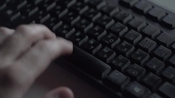 指でキーを押します 男性の指のクローズ アップは 黒のコンピューターのキーボードのボタンを押した 男は神経質 スペース キーを押す — ストック動画