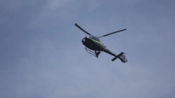 번개와 하늘에 비행까지 햇살과 Hd에 헬리콥터 — 비디오