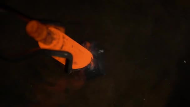 Potongan Logam Panas Yang Dimuat Dalam Air Mengeras Sebuah Pabrik — Stok Video