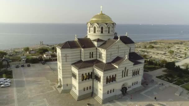 Красивый Храм Море Заднем Плане Выстрел Пейзаж Православной Церковью Морем — стоковое видео