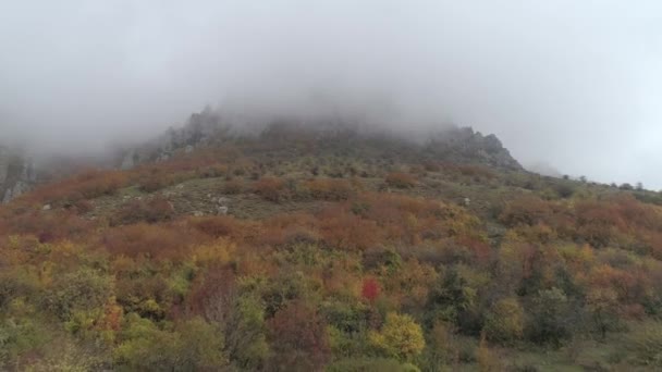 Acantilado Rocoso Niebla Las Montañas Otoño Hermoso Paisaje — Vídeos de Stock