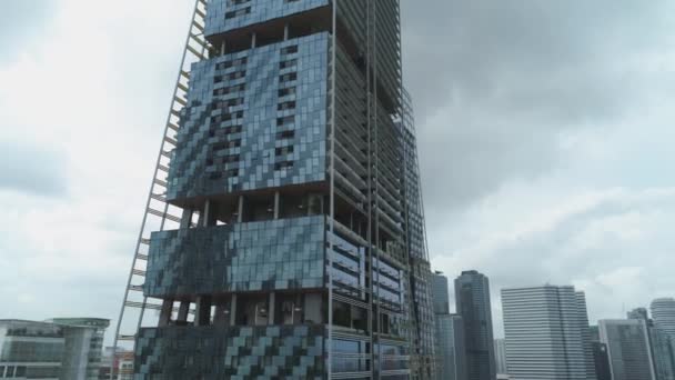 ダウンタウン地区のエレガントなオフィスビルの空中クローズ アップ見事な眺め ショット 美しい高層ビル — ストック動画