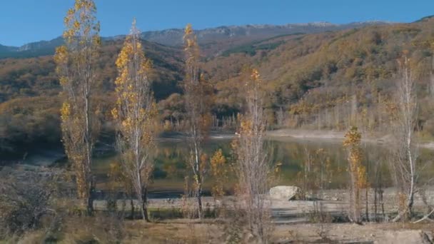 Mooi Uitzicht Meer Buurt Van Bergen Bomen Geweldige Herfst Landschap — Stockvideo