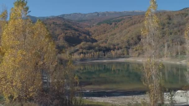 Mooi Uitzicht Meer Buurt Van Bergen Bomen Geweldige Herfst Landschap — Stockvideo