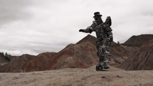 Robot Caminando Paisaje Desierto Filmación Robot Android Desierto Montaña Tiempo — Vídeo de stock