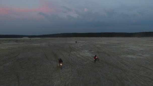 Motocross Yarışçılar Başına Motosiklet Büyük Tüy Kum Kumlu Parapet Parça — Stok video
