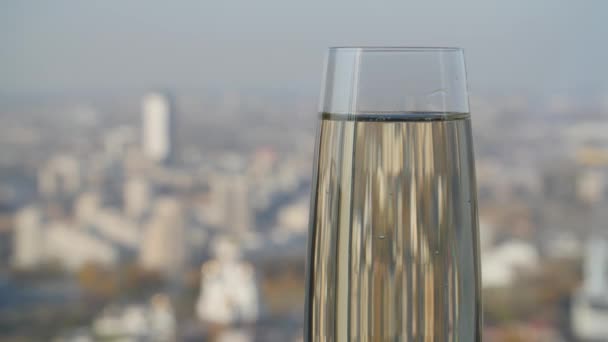 Vetro Champaign Contro Una Città Sullo Sfondo Primo Piano Champagne — Video Stock