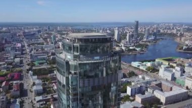 Merkezi hava manzaralı güzel bir gökdelen. Şehir merkezinde modern bir bina. Güzel şehir manzarası 4K