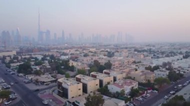 Dubai Emirliğindeki Binalar. Hava görüntüsü. Otoyol. Dubai 'nin iş bölgesinin havadan görüntüsü. 4K sıcaklığının sisli yaz gününde çekim.