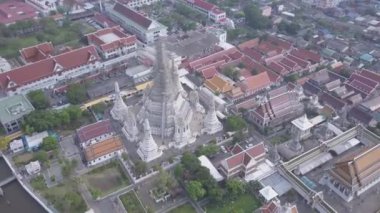 Hariphunchai pagoda Tapınağı 'nın Tayland' ın kuzeyinde Lamphun eyaletinde önemli bir dini seyahat yeri olduğuna dair Wat Phra hava görüşü. 4K helikopterinde görüntü yüksek çözünürlük