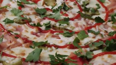 Pizza arka plan yakın çekim. Çerçeve. Pizza döner üzerinde yakından görmek.
