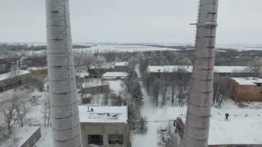 Boru bitkisinin hava görüntüsü. Görüntü. Elektrik santrali. Ağır sanayi arazisindeki fabrika 4K