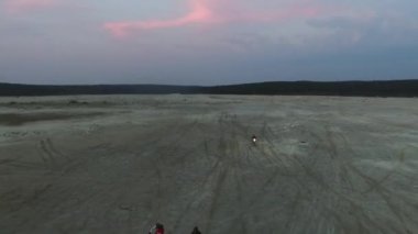 Motocross yarışçılar başına motosiklet büyük tüy kum kumlu parapet parça boyunca hareket eder. Görüntüleri. Motosikletçiler kumlu yollarda bitirmek karar vermiş. Ani sandy motosikletçiler manevralar Hd açmak