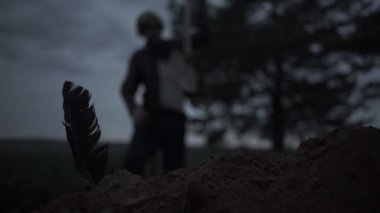Tüy toprağa raven. Görüntüleri. Kum, arka plan Hd erkek karga tüy sıkışmış