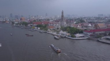 Dawn Wat Arun Tapınağı 'nın havadan görünüşü, Bangkok, Tayland. Hava Görünümü, Tayland Tapınak Grubu 4K
