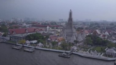 Dawn Wat Arun Tapınağı 'nın havadan görünüşü, Bangkok, Tayland. Hava Görünümü, Tayland Tapınak Grubu 4K