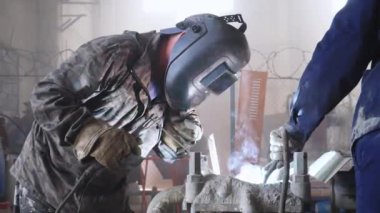 İşçi kaynak olarak devreye girer. Onun ortağı ona yardımcı olur.