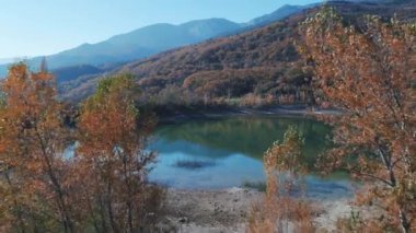 Sonbahar dağlarda yakınındaki küçük bir göl. Muhteşem sonbahar manzara