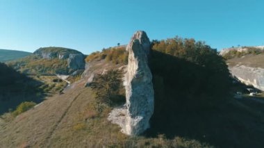 Gorge güzellikteki bir vadinin üzerinde gelen güneşli bir günde görüntüleyin. Üstünde belgili tanımlık tepe büyük taş yakın çekim.