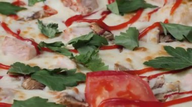 Pizza arka plan yakın çekim. Çerçeve. Pizza döner üzerinde yakından görmek.