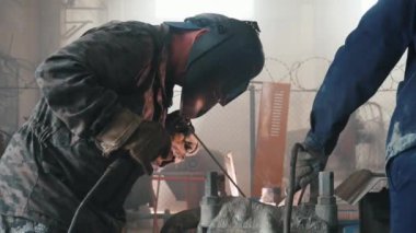 İşçi kaynak olarak devreye girer. Onun ortağı ona yardımcı olur.