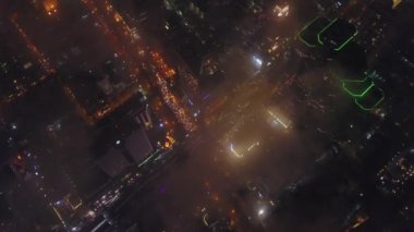 Merkezi hava manzaralı güzel bir gökdelen. Şehir merkezindeki modern binalar. Güzel şehir manzarası 4K