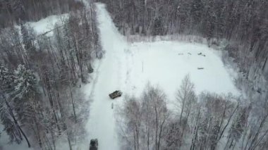 Askeri Apc askeri tatbikatlar sırasında ormanda. Küçük. Askeri zırhlı personel taşıyıcıları kış ormanında Üstten Görünüm.