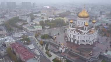 Aralık 'ta Moskova şehir merkezindeki caddenin en üst görüntüsü. Moskova Rusya 'nın başkenti ve en büyük şehridir. Güzel şehir merkezinin hava manzarası 4K