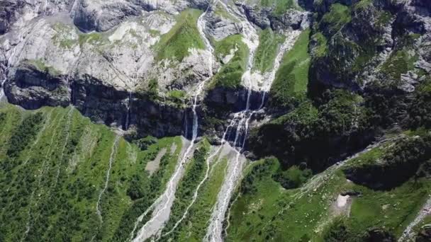 アルタイ山脈を越えて飛行 見事な滝の空中写真 滝の川に流れ込む — ストック動画
