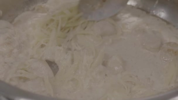 소스에 파스타와 닭고기 맛있는 닭고기 Alfredo와 클로즈업 4K에서 닭고기와 Vermicelli — 비디오