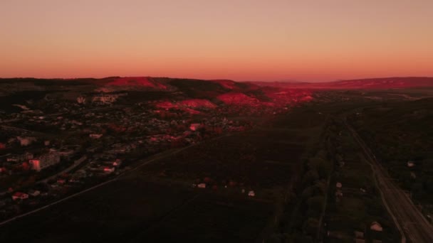 Vista Aérea Incrível Pôr Sol Vermelho Brilhante Sobre Cidade Bela — Vídeo de Stock