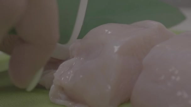 Masada Tavuk Göğsü Kesen Kadın Tahta Üzerinde Kesen Kadının Elleri — Stok video