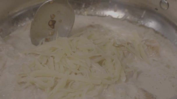 Pasta Carne Pollo Salsa Crema Sartén Con Delicioso Pollo Alfredo — Vídeos de Stock