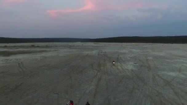 Motorcross Racers Beweegt Langs Zandstrand Borstwering Spoor Motorfiets Grote Pluim — Stockvideo