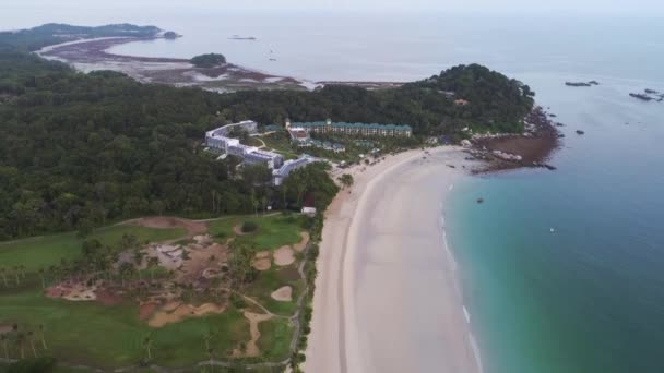 Antenna Nézd Gyönyörű Strand Resort Hotel Tenger Partján Lövés Homokos — Stock videók