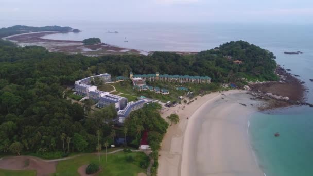 Antenna Nézd Gyönyörű Strand Resort Hotel Tenger Partján Lövés Homokos — Stock videók
